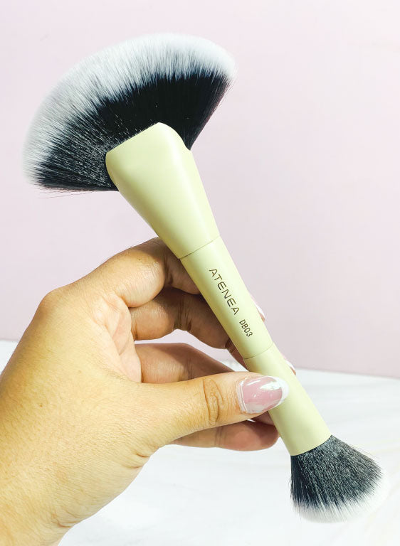 Brocha Duo Glam para iluminador/contorno DB03 Atenea